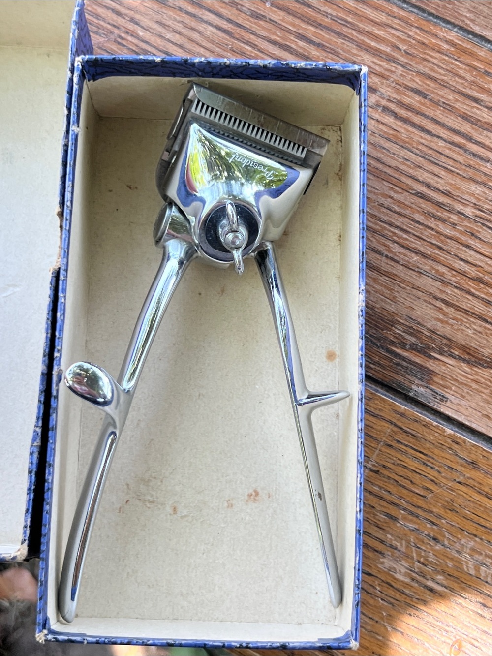 Vintage "President" manual hair clippers, coming in their original box.